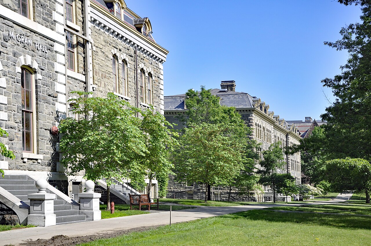 康奈尔大学 McGraw Hall 与 White Hall 的石质校园建筑和草坪