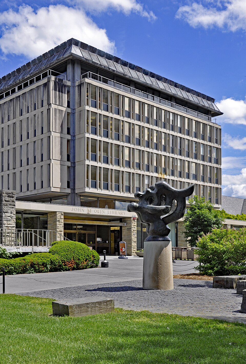 康奈尔大学 Olin Library 与 The Song of the Vowels 雕塑