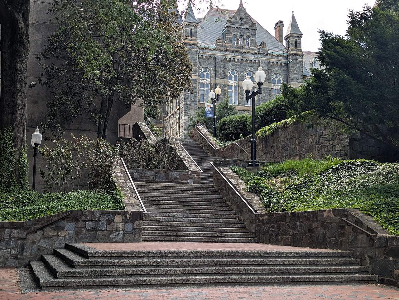乔治城大学校园实景：校园阶梯与建筑